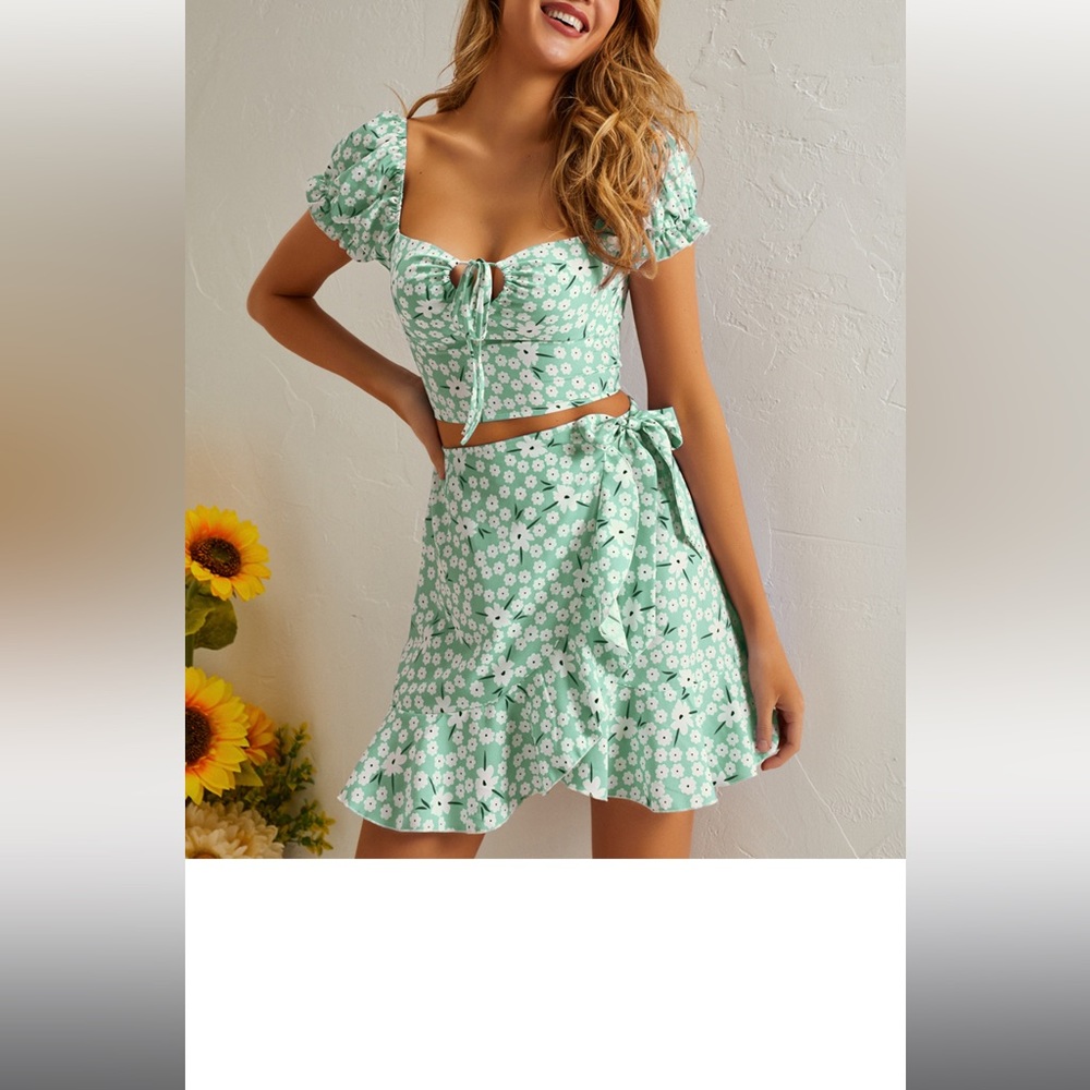 NWT Women's Green & White Floral Puff-Sleeve Tie-Accent Crop Top